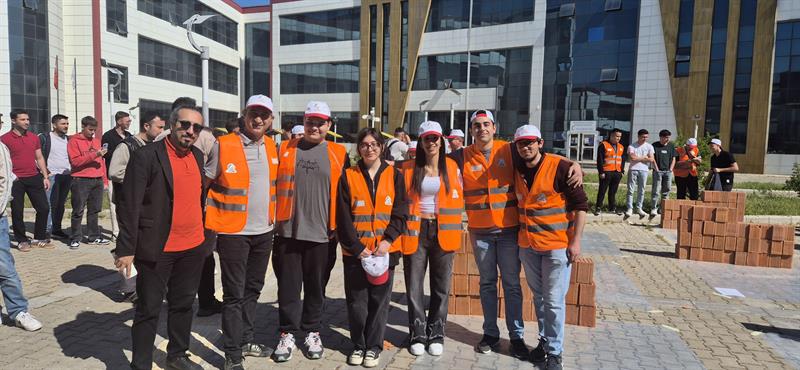 Manisa Teknik Bilimler MYOʼda Tuğla Duvar Örme Yarışması