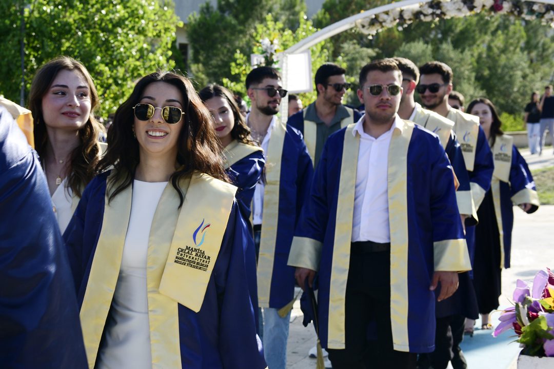 MCBÜ Teknik Bilimler MYO Mezunlarını Uğurladı